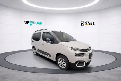 Car image 3