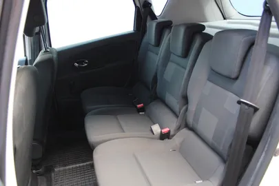 Car image 26