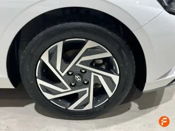 Car image 32