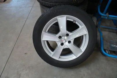 Car image 25