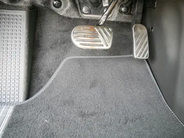 Car image 28