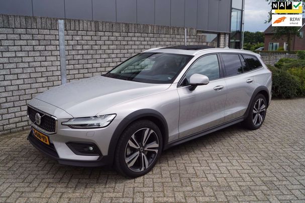 Volvo V60 Cross Country AWD B5 184 kW image number 1