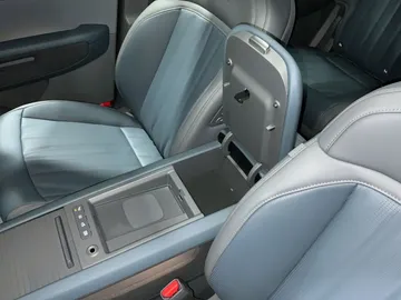 Car image 30