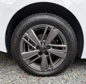 Car image 32