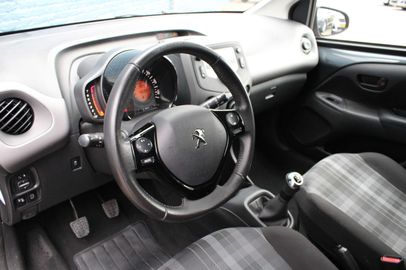 Car image 12