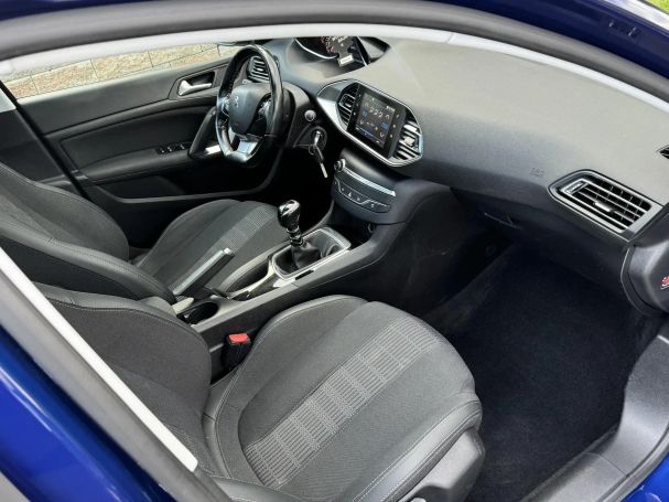 Peugeot 308 1.5 BlueHDi Allure 96 kW image number 9