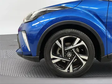 Car image 16
