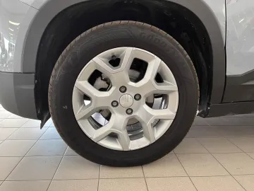 Car image 26