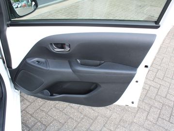 Car image 26