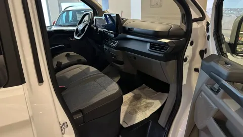 Car image 32