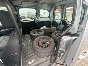 Car image 25