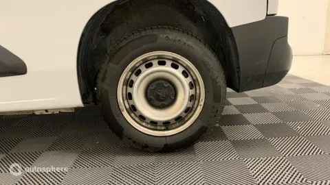 Car image 20
