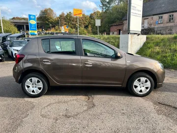 Car image 4