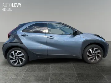Car image 4