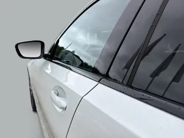 Car image 32