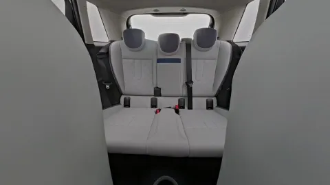 Car image 26