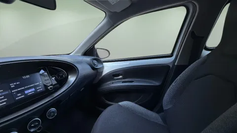 Car image 16