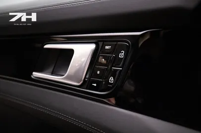 Car image 27
