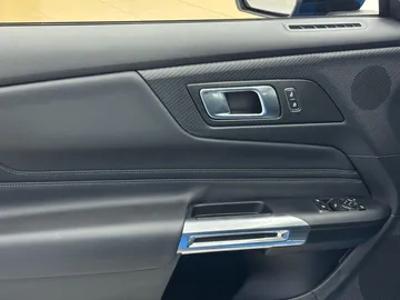 Car image 40