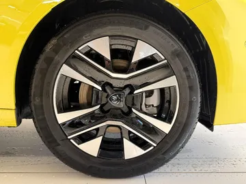 Car image 24