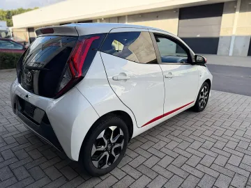 Car image 4