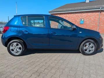 Car image 4