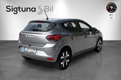 Car image 5