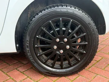 Car image 19