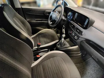 Car image 14