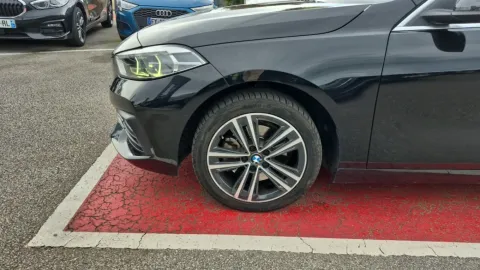 Car image 32