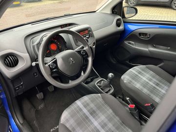 Car image 30