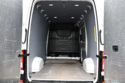Car image 37