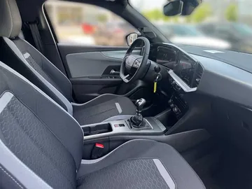 Car image 16
