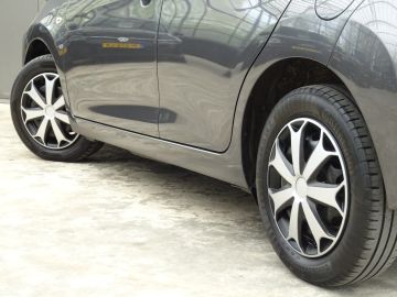 Car image 25