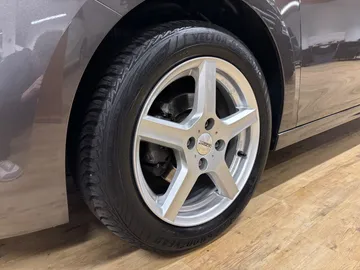 Car image 18
