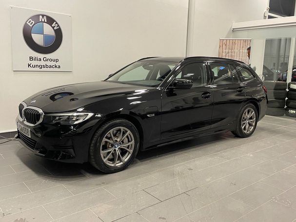 BMW 330e Touring M Sport xDrive 216 kW image number 2