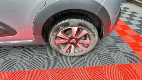 Car image 24