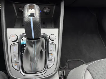 Car image 30