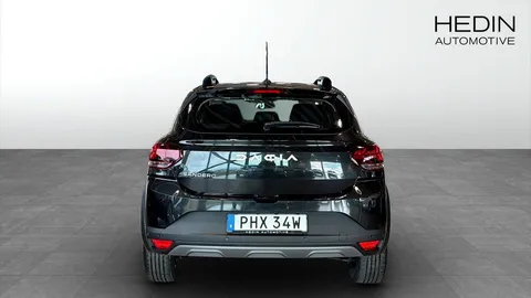 Car image 4
