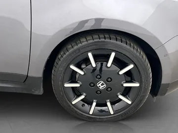 Car image 32