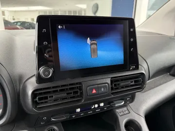 Car image 19