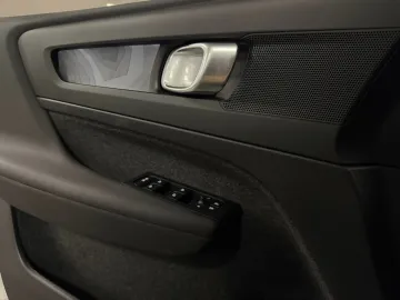 Car image 40