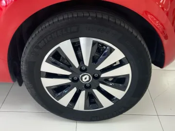 Car image 25