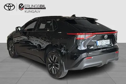 Car image 4