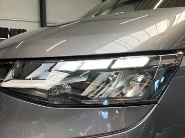 Car image 28