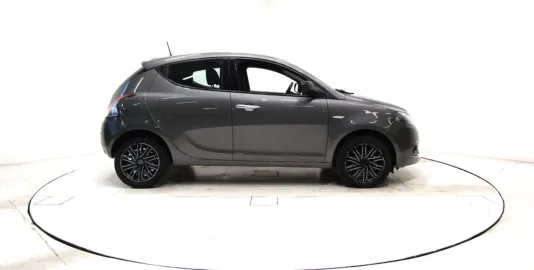 Car image 25