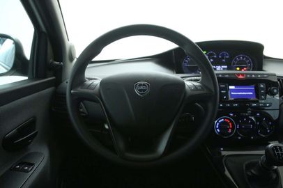 Car image 11