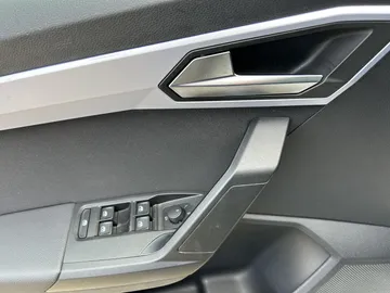 Car image 32