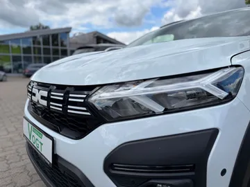 Car image 30