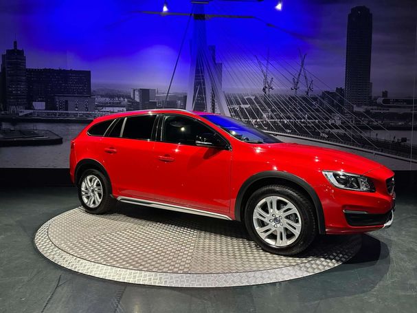 Volvo V60 Cross Country T5 AWD 180 kW image number 2